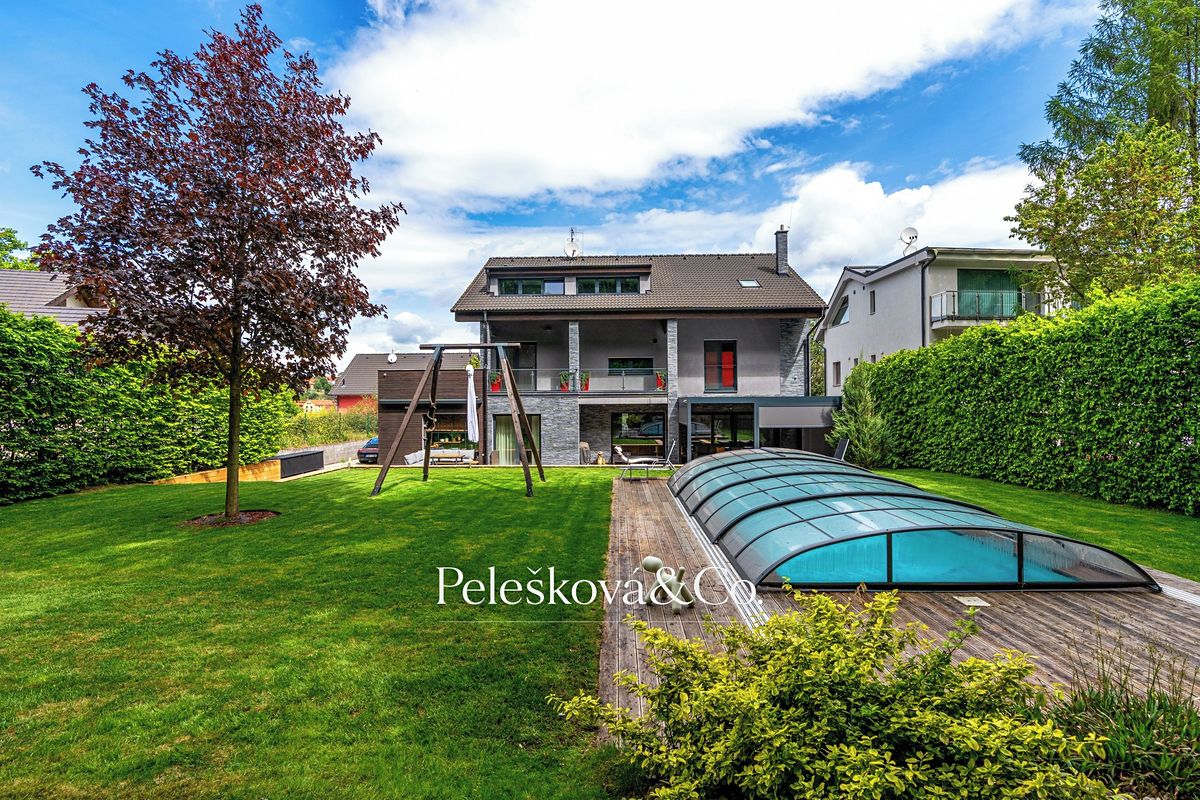 Prodej rodinného domu 383 m², pozemek 1088 m²